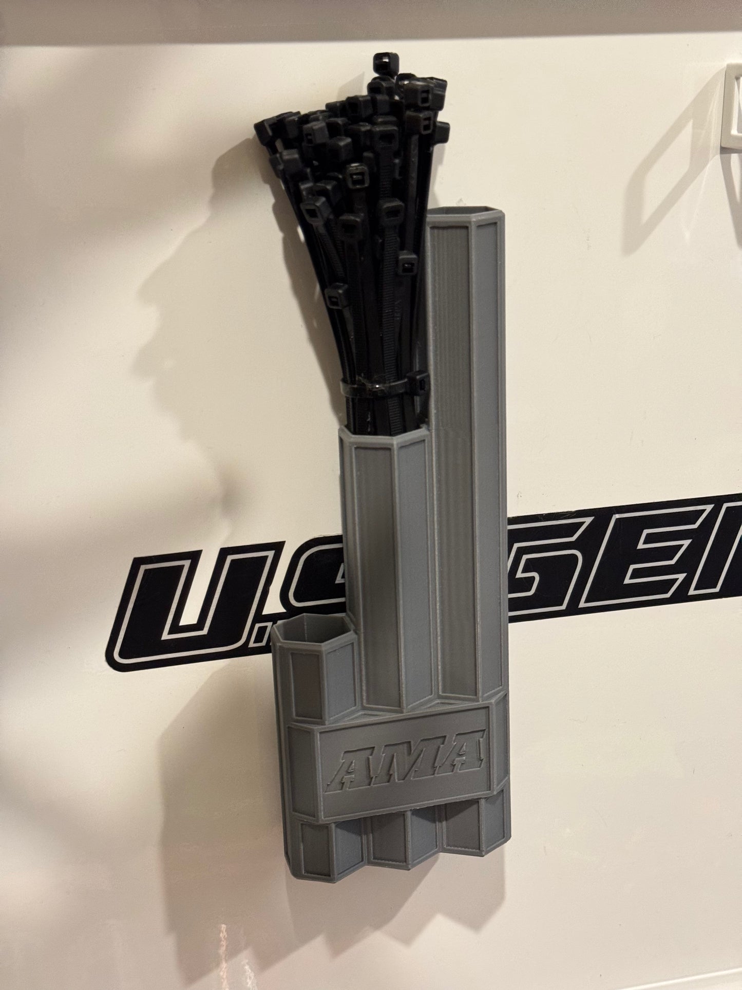 AMA Magnetic Zip Tie Organizer